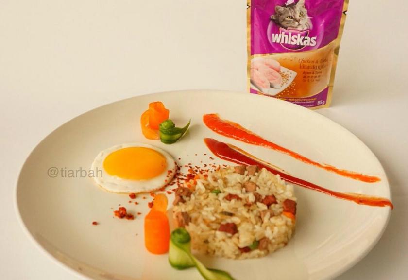 Haduh... Koki Ini Bikin Nasi Goreng Pakai Makanan Kucing, Berani Coba?