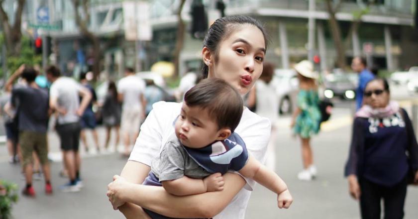 Pertama Kali Liburan Bareng Anak, Sandra Dewi Merasa Norak