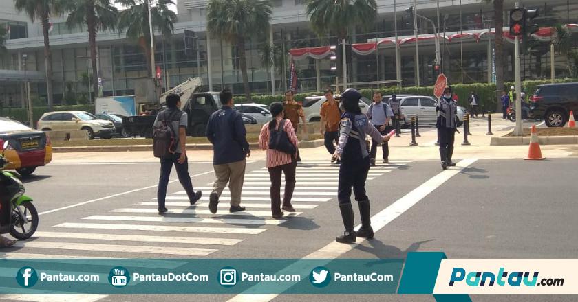 Saat Banyak Warga Menyebrang, Pelican Crossing di Bundaran HI Sempat Error