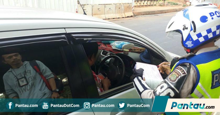 Ditilang, Pengendara Mobil Ini Mengaku Tak Tahu Sosialisasi Ganjil Genap