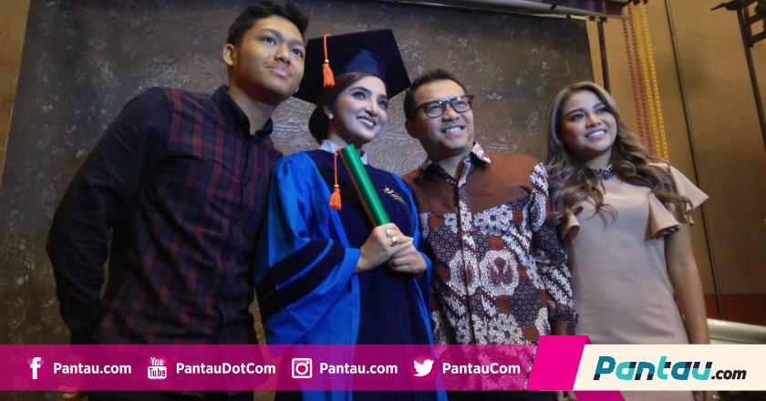 Dapat Gelar Magister, Ashanty Jadi Inspirasi Aurel dan Azriel
