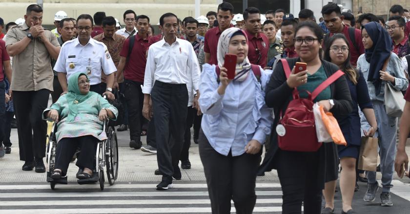 Kala Jokowi dan Anies Jajal 'Pelican Crossing'