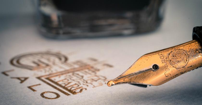 Mahasiswa Indonesia Ciptakan Tinta Bercahaya untuk Solusi Kurangi Penggunaan Smartphone