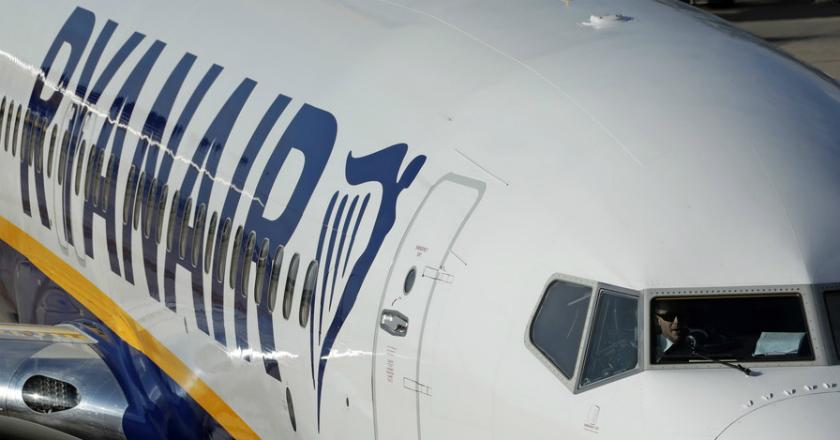 Penampakan Api di Dalam Kabin Pesawat Ryanair dari Sebuah Telepon Genggam