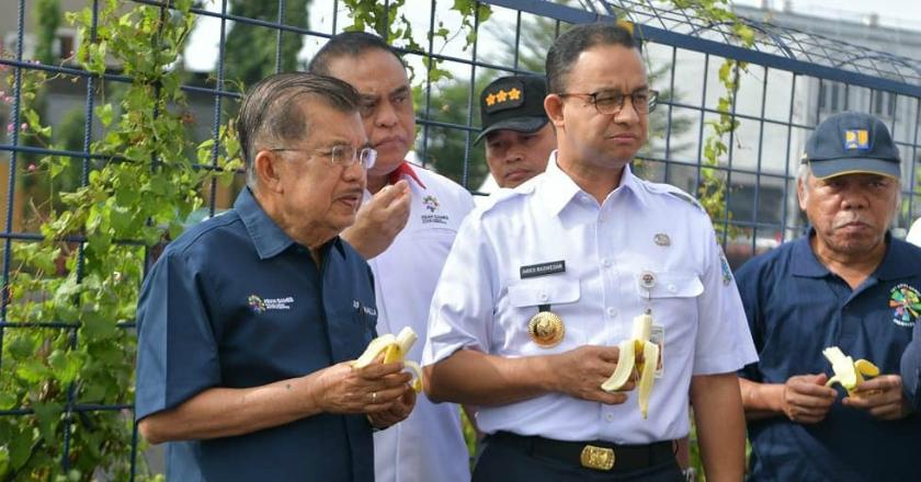 Buktikan Tak Bau Lagi, JK-Anies Makan Pisang di Pinggir Kali Item