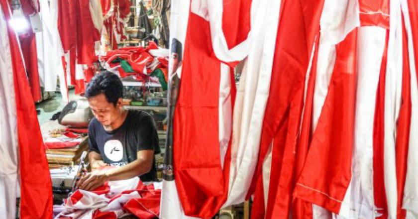 Mendengar Keluhan Pedagang Atribut 17 Agustus yang Masih Sepi Pembeli