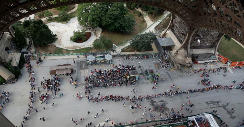 Antrean Mengular, Pekerja Menara Eiffel Malah Mogok Kerja