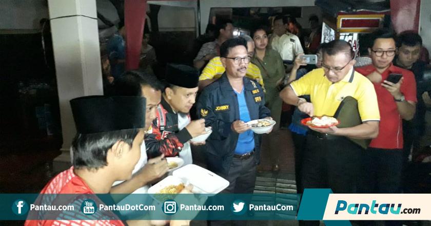 Makanan Khas Kaki Lima Temani Pertemuan Sekjen Parpol Koalisi Jokowi
