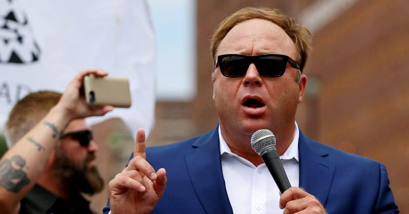 Pria Ini Kini Menjadi Musuh Utama Facebook, YouTube Hingga Twitter