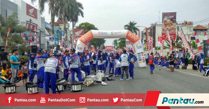 Drum Band SMPN 32 Ramaikan Kirab Obor Bandar Lampung