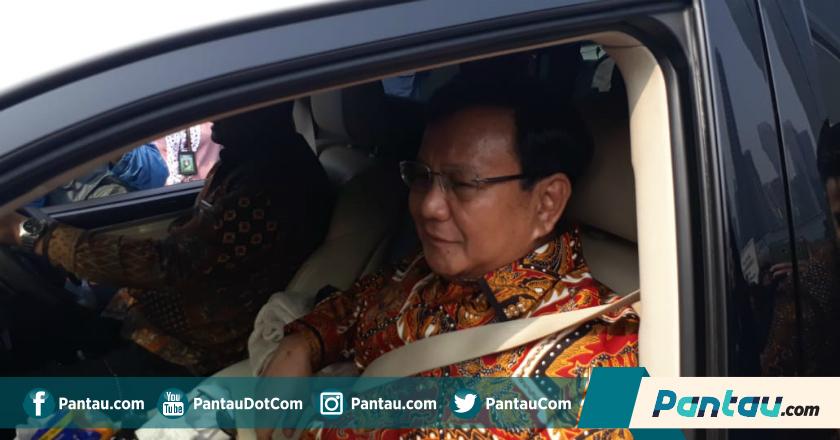 Tiba di Rumah SBY, Prabowo Hanya Lempar Senyuman