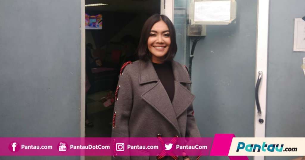 Shakira Aurum Kegirangan Mendapat Kado Boneka Beruang Putih