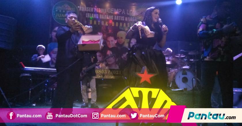 Demi Korban Gempa Lombok, Krisdayanti Rela Sepatu Mahalnya Dilelang