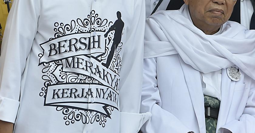 Melirik Kemeja Putih Jokowi Bertuliskan 'Bersih-Merakyat-Kerja Nyata'