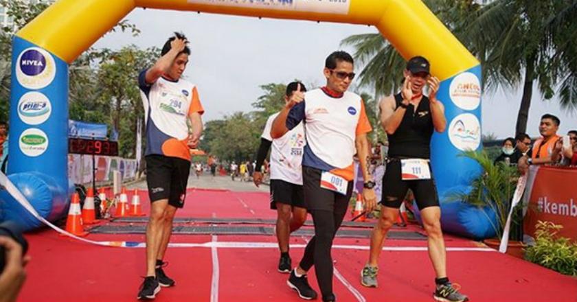 Satu Hari Jelang Tes Kesehatan, Sandiaga Ikut Lari di Ancol Aquathlon