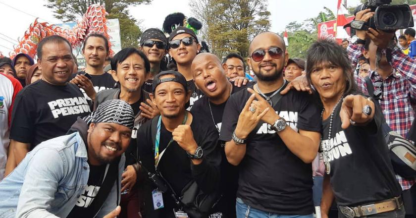 'Preman Pensiun' Kawal Kirab Obor Asian Games di Bandung