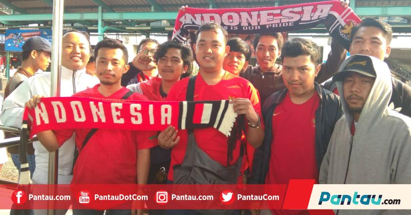 Stasiun Manggarai Dipenuhi Suporter Timnas yang Menuju Stadion Patriot
