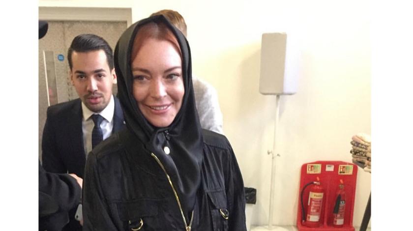 Lindsay Lohan Pakai Kerudung di Acara London Modest Fashion Week