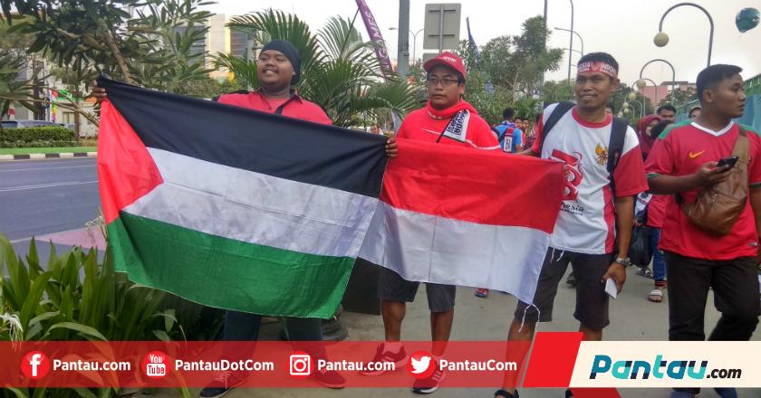 Kibarkan Bendera Palestina, Suporter Indonesia: Kita Saudara