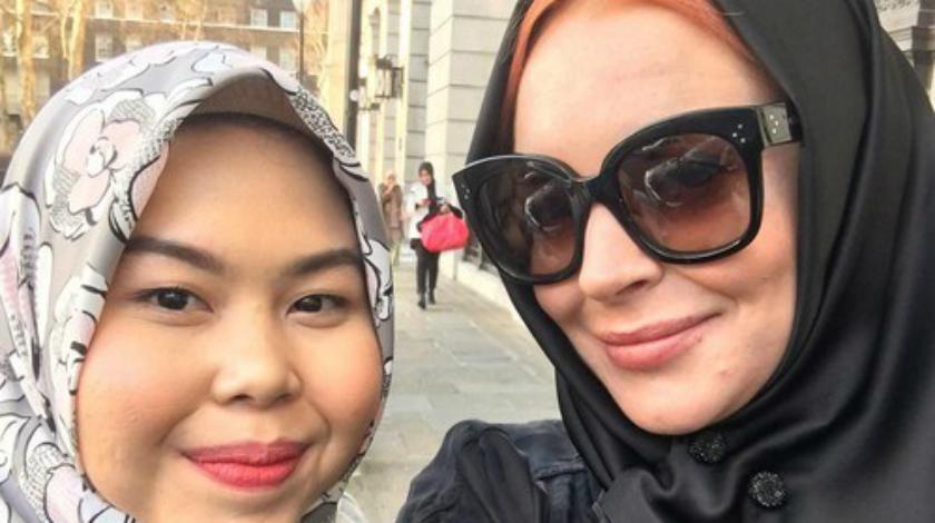 Tika Mulya, Orang di Balik Kerudung Hitam Lindsay Lohan