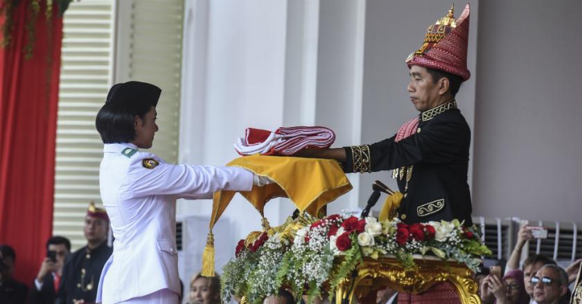 Mengenal Tarrisa Maharani, Gadis Pembawa Baki Bendera Pusaka