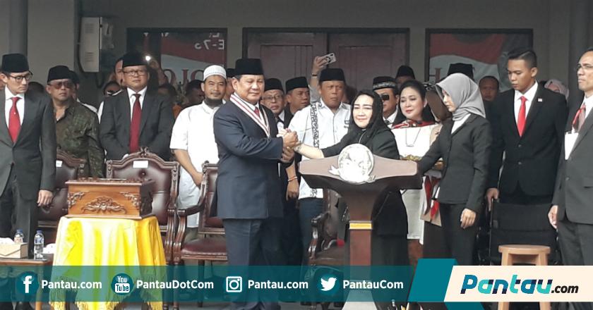 Rachmawati Soekarnoputri Berikan Prabowo Subianto 'The Star of Soekarno'