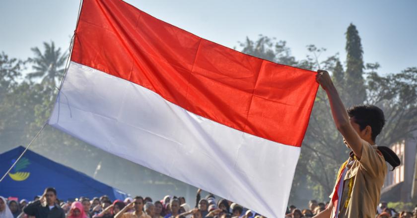 Sangsaka Merah Putih Berkibar di Tanah Lombok Pasca Diguncang Gempa Besar