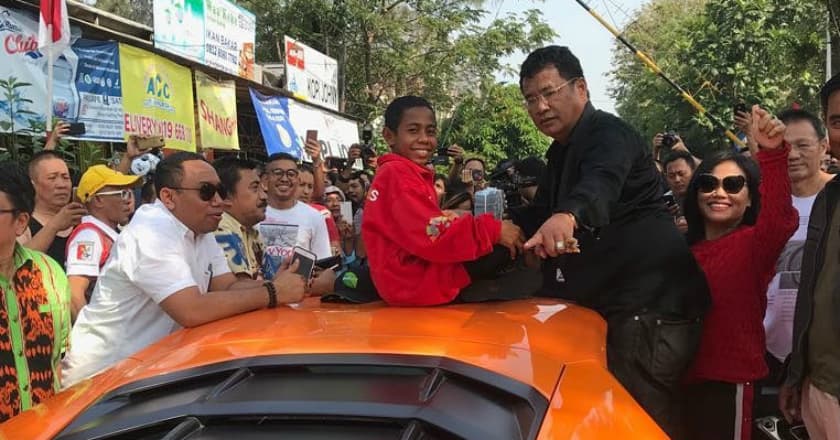 Tepati Janji, Hotman Paris Beri 'Uang Permen' Rp 50 Juta Kepada Joni 'Si Pemanjat Tiang Bendera'
