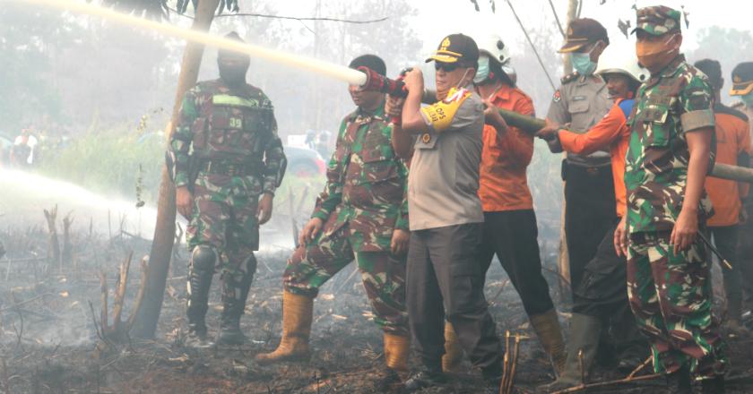 Padamkan Kebakaran Hutan, BNPB Kirim 4 Helikopter Pembom Air