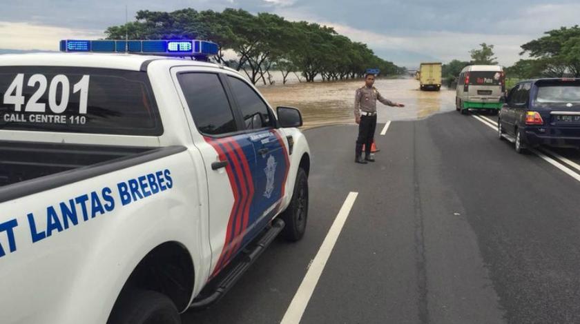 Sungai Cisanggarung Meluap, Tol Pejagan-Kanci Km 237 Tergenang
