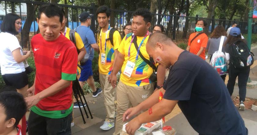 Bukan Hanya dari Indonesia, Pedagang China Ini Jual Atribut di Venue Asian Games