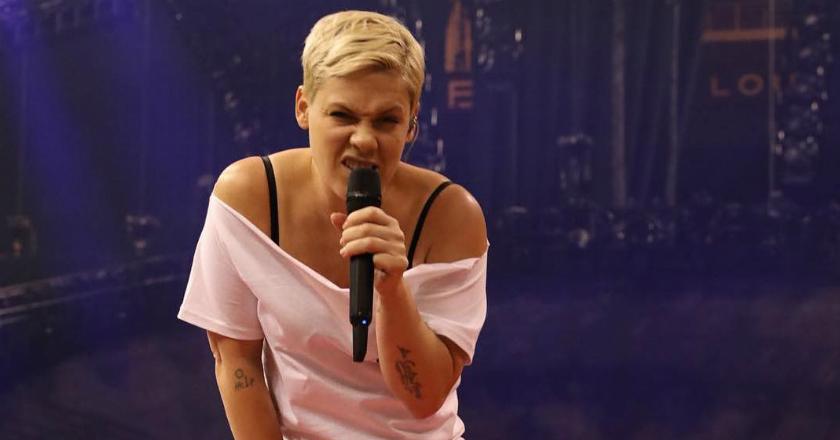 Momen Haru Ditengah Konser Pink di Australia