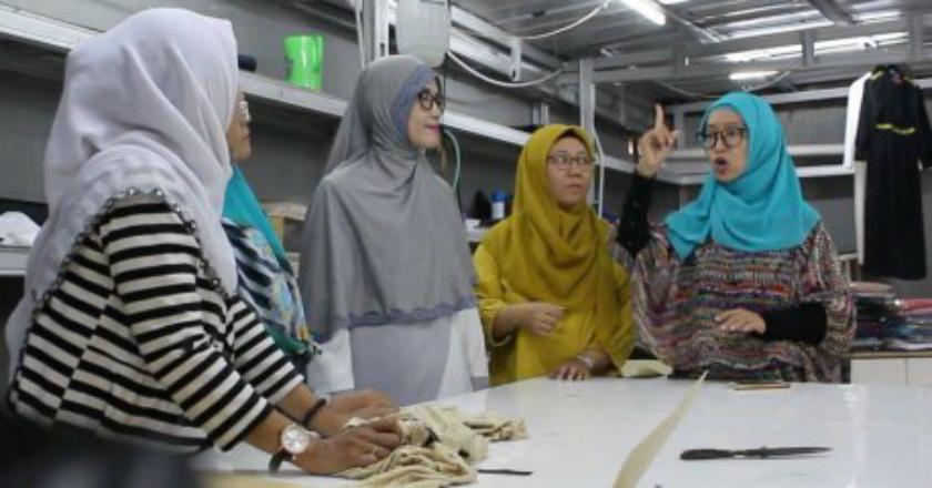 Para Penjahit Tunarungu Indonesia di Balik Busana Berkelas Internasional