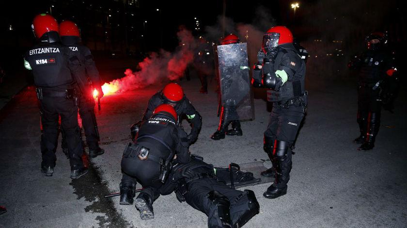 Pantau Foto: Bentrok antar Suporter, Seorang Polisi Meninggal Dunia