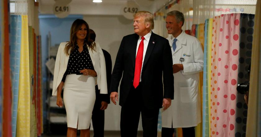 Upst Konyol... Donald Trump Salah Mewarnai Bendera AS