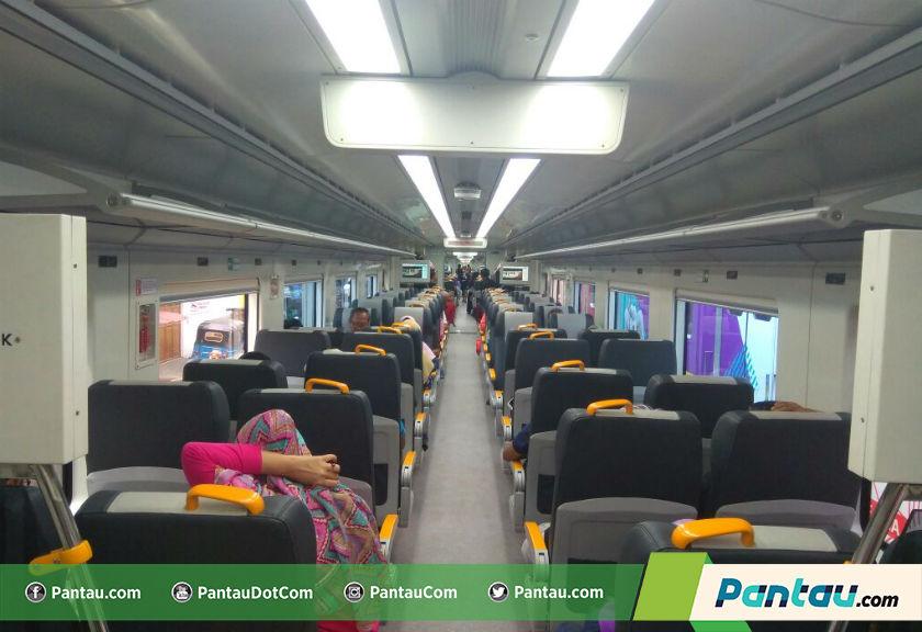 Pengguna Kereta Orang dan Barang Bertambah, Seberapa Besar?