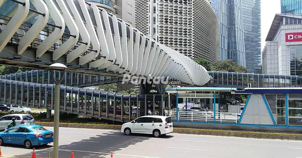 Melihat JPO Instagrammable Sudirman yang Baru Diresmikan Anies