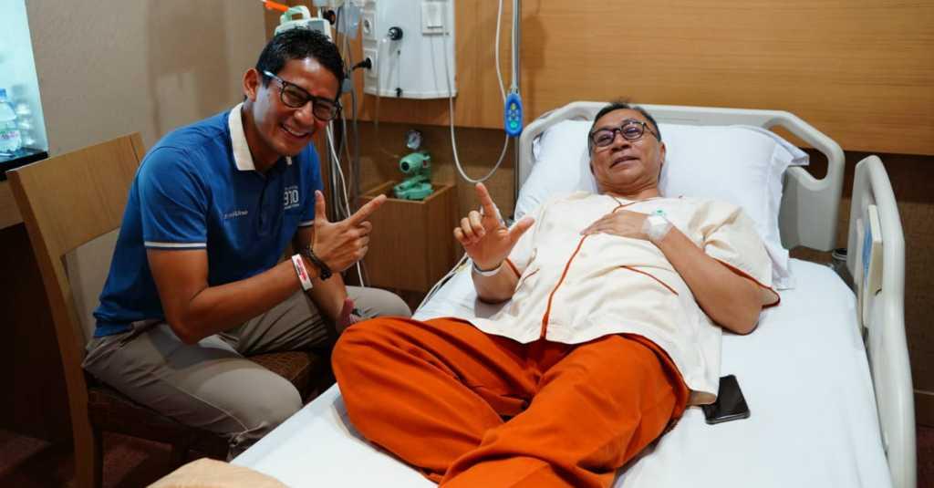 Sandiaga Jenguk Zulkifli Hasan di Rumah Sakit