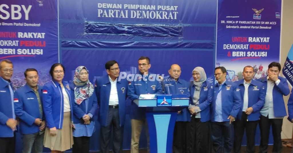 SBY Serahkan Tongkat Pemenangan Kampanye 2019 ke AHY
