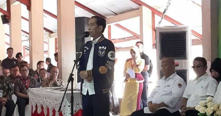 Khawatir Ditegur Bawaslu, Jokowi Pilih Foto Bersama Pedagang