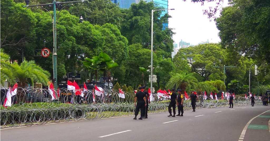 Demo FUI, Polisi Pagari Jalan Depan Kantor KPU dengan Kawat Besi