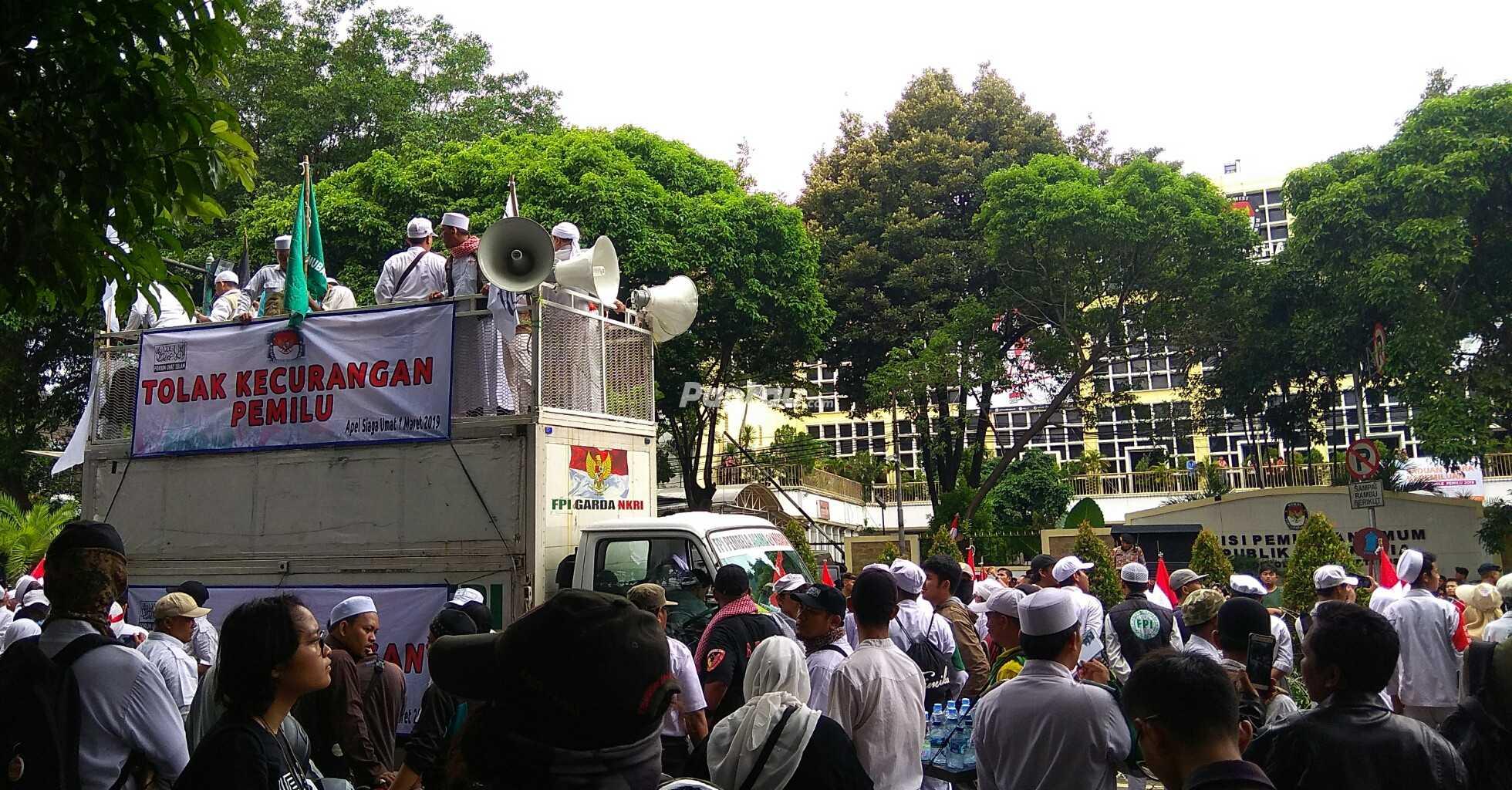 Massa FUI Gelar Aksi Depan KPU, Ada Shalawat dan Salam Dua Jari