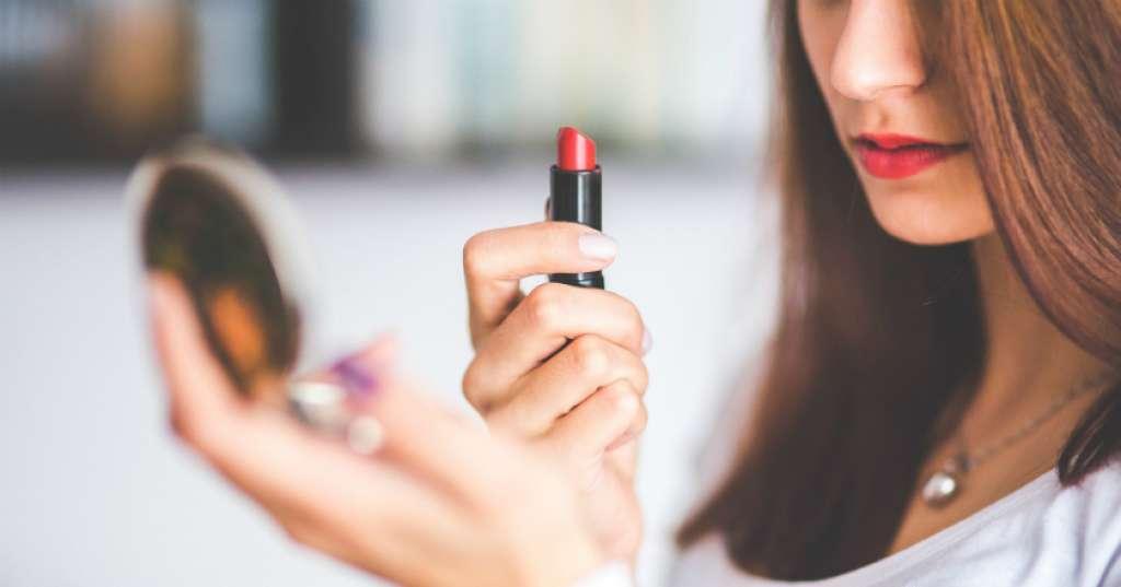 Bumil, Hati-hati Lipstik Berbahaya untuk Perkembangan Motorik Anak