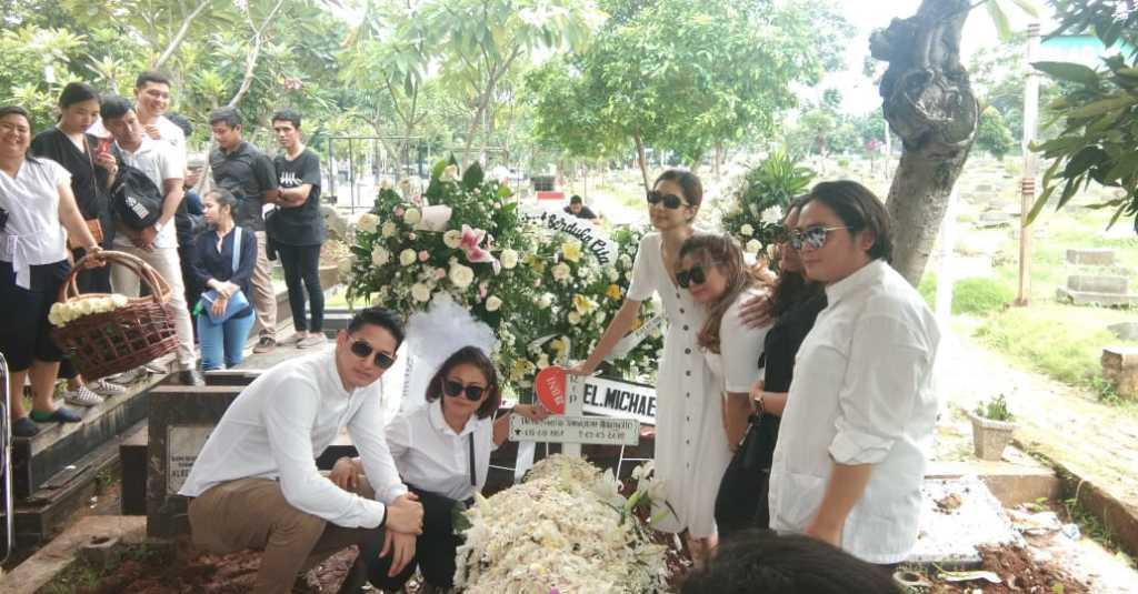 Mikha Tambayong Ditemani Kekasih di Pemakaman Ibundanya