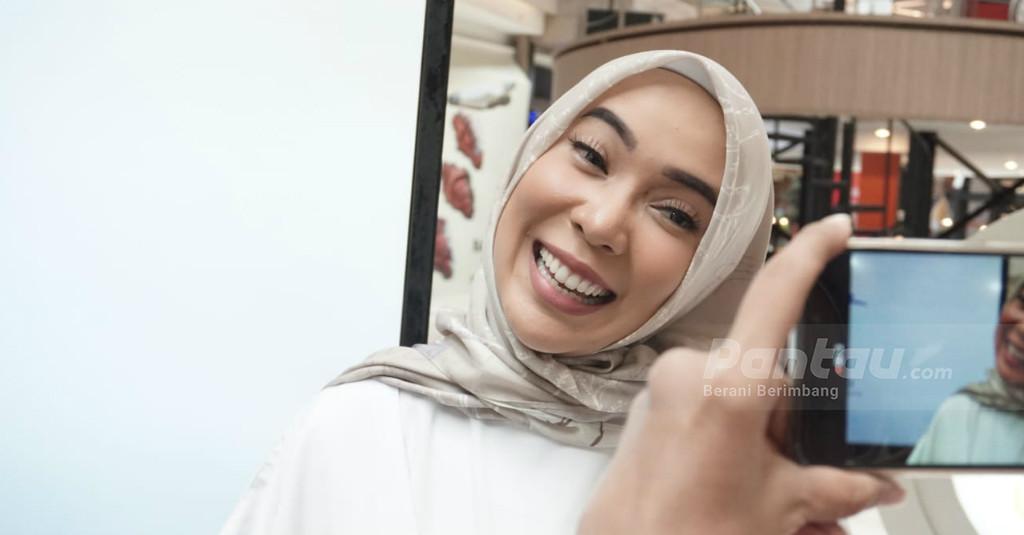 Fitri Tropica Bagikan 5 Tips Memilih Hijab Bagi Pemula