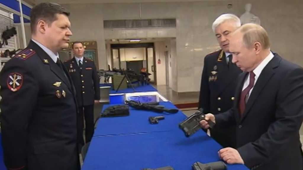 Begini Gaya Putin Periksa Produksi Pistol dan Senapan Otomatis
