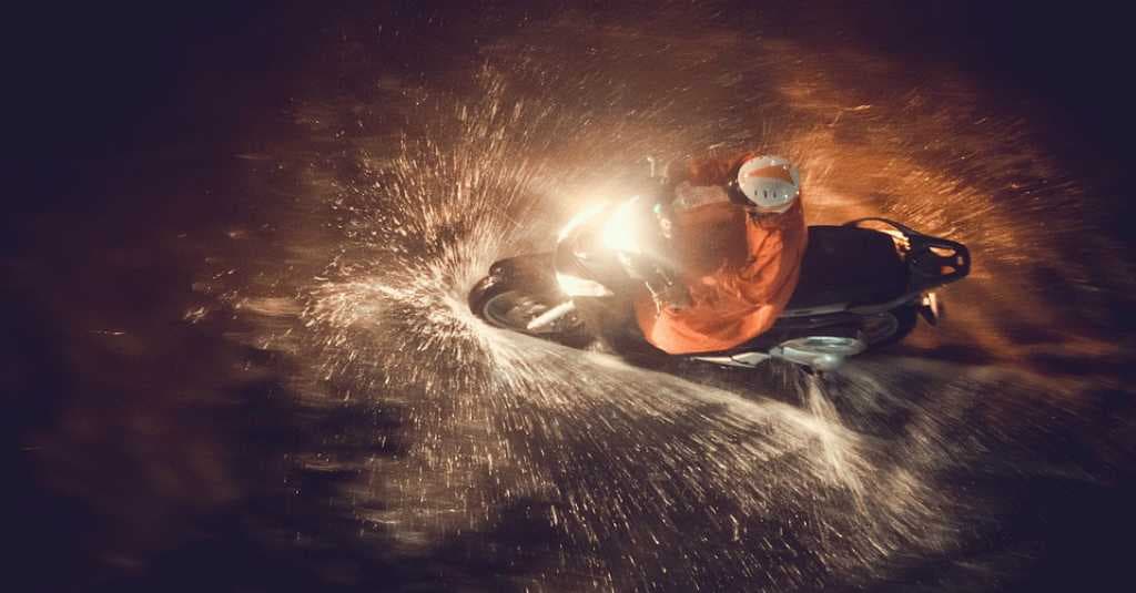 Begini Tips Jitu Kalau Motor Agan Terpaksa Menerjang Banjir