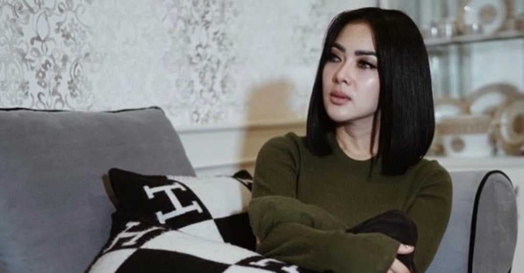 Saling Unfollow, Ada Apa dengan Syahrini dan Hotman Paris?