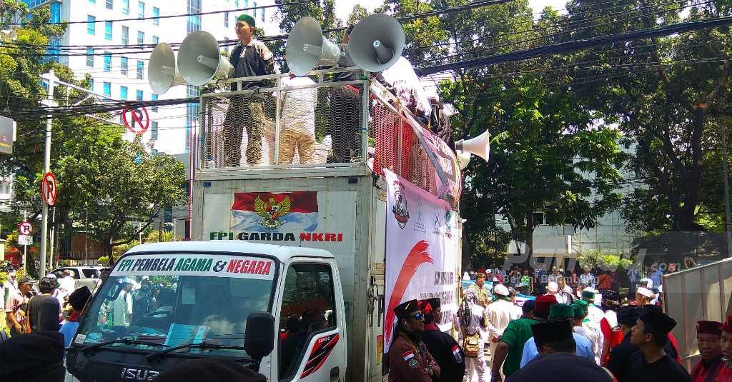 Massa Alumni 212 Geruduk DPRD DKI Tuntut Jual Saham Bir