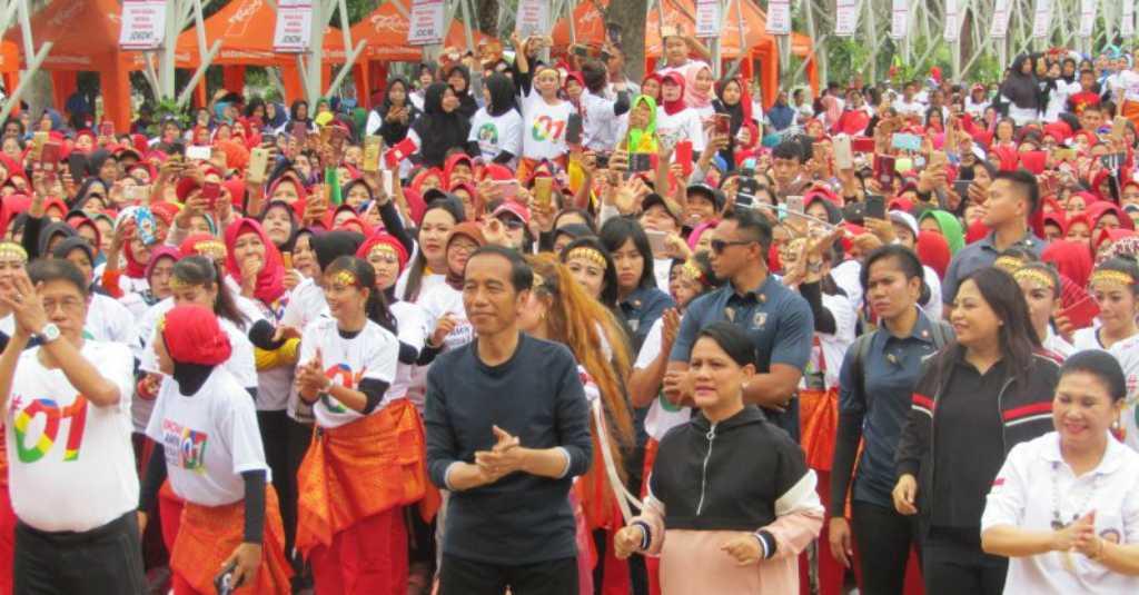 Kunjungi Palembang, Jokowi dan Iriana Senam Bareng 5000 'Srikandi'